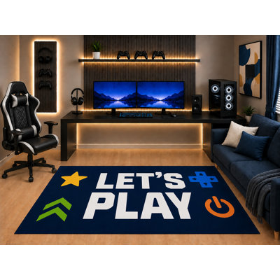 Tapis de jeu ultra-léger 152 x 213 cm (5' x 7') avec typographie « Let's Play » et icônes de jeux vidéo. Parfait pour une chambre de garçon, une salle de jeux ou une salle de jeux vidéo. Dos en silicone antidérapant. Poils courts.