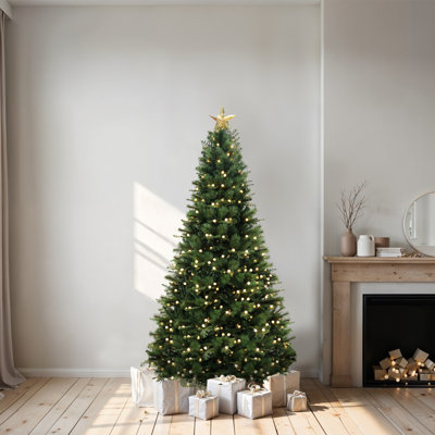 Arbre de Noël artificiel Prelit avec support en métal durable - arbre de Noël réaliste de 62 po de large par Naomi Home, disponible en formats de 4,5 pi, 6 pi, 7,5 pi et 9 pi pour une décoration intérieure des Fêtes avec 850 lumières chaudes et 25