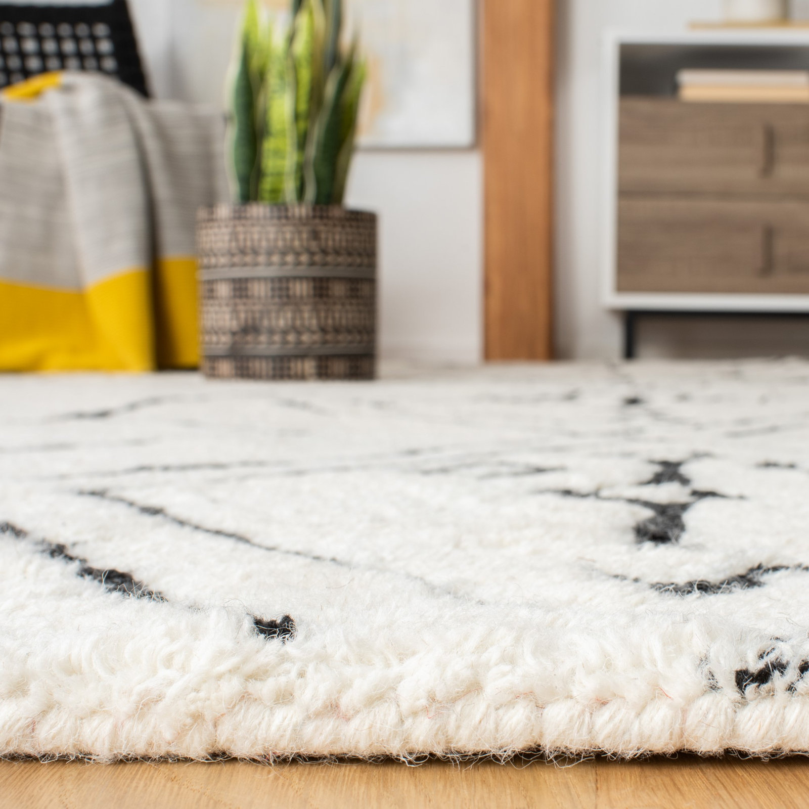 Ezzie Handmade Rug, Rectangle 4' x 6'