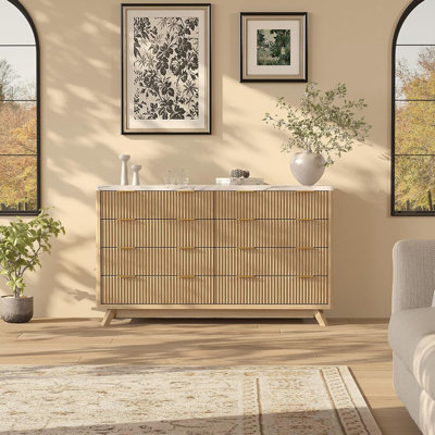 Commode à 8 tiroirs en bois avec façades cannelées, commode de rangement de 54 po de largeur, profil courbé, style moderne pour la chambre à coucher ou le salon