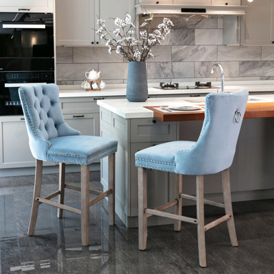 Chaises de bar en velours bleu avec capitonnage à boutons, pieds en bois massif, coussin en mousse à haute élasticité, de 2 motifs exquis en bois (