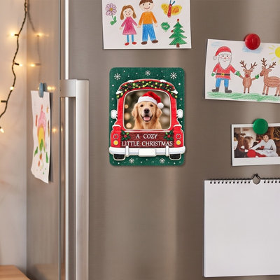 Aimants de réfrigérateur avec cadre photo en bois pour Noël - 4 styles : Noël, chaussette, camion, maison enneigée. Décoration pour afficher vos photos de famille pendant les fêtes.