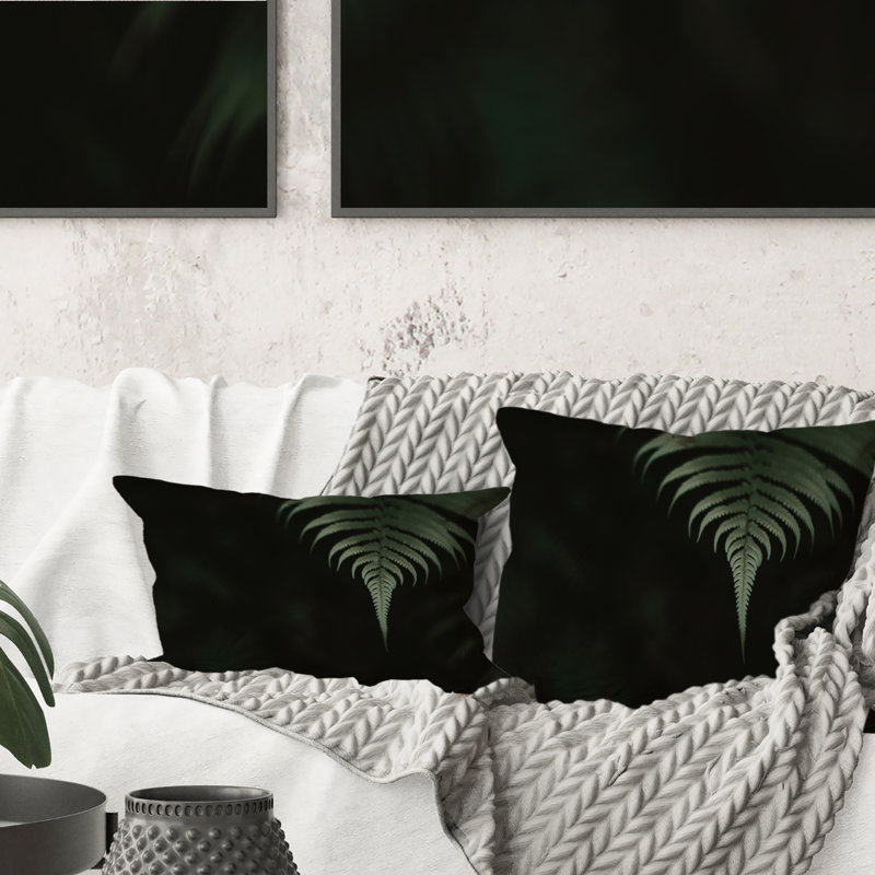 Fougère vert foncé dans la forêt II - Coussin décoratif à imprimé traditionnel, 16 po x 16 po
