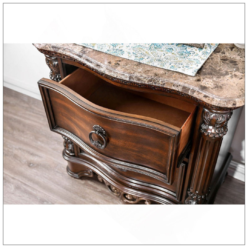 Table de chevet traditionnelle en bois massif avec 2 tiroirs, poignées en laiton et glissières à roulement à billes pour un fonctionnement en douceur et un décor de chambre à coucher élégant