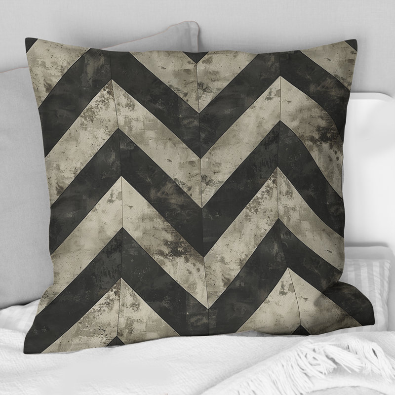 Coussin décoratif beige à chevrons noirs IV, H 16 po x l 16 po