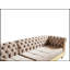 Canapé modulaire luxueux en velours capitonné avec base en bois, parfait pour les espaces de vie élégants et confortables.