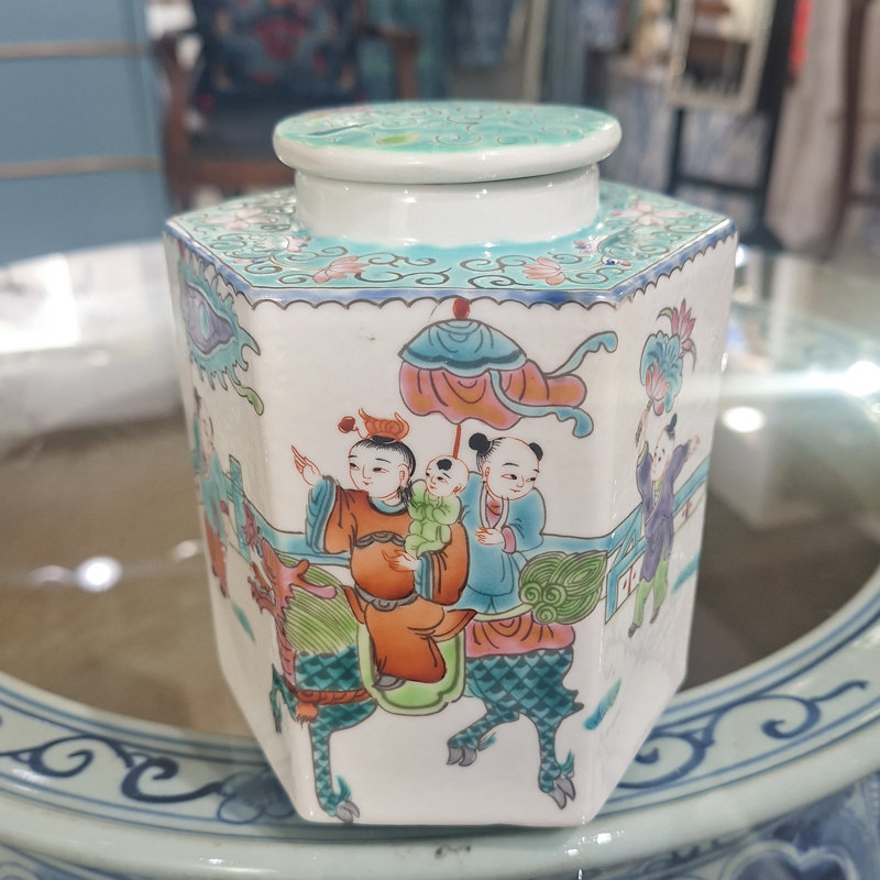 Pot en porcelaine fait à la main