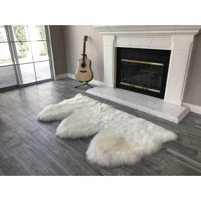 Tapis blanc en peau de mouton à poils longs Amaranta