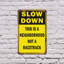 Enseigne en plastique 8 po x 12 po «Slow Down This is a Neighbour Rac Racack» (paquet de 2)