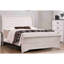 Grand lit contemporain avec lignes horizontales, tête de lit légèrement inclinée, gris moyen, assemblage simple pour un confort de chambre à coucher en forme, + gris, pieds de support silencieux