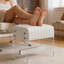 Tabouret de toilette moderne et minimaliste de luxe avec similicuir blanc, éponge haute densité et pieds en acrylique transparent pour les chambres à coucher et les salons