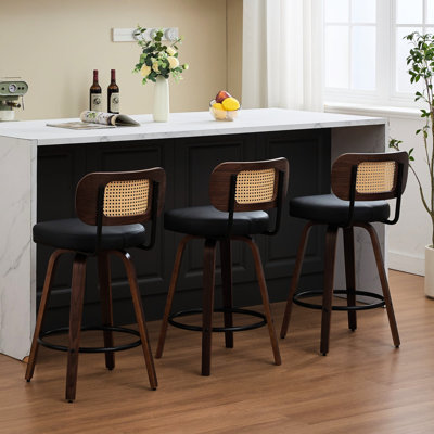 Ensemble de 3 tabourets de bar de 66 cm (26 pouces) de hauteur comptoir, avec dossier en rotin, siège rembourré, bois de noyer, pivotants à 360° - Idéaux pour la salle à manger, un îlot central et un style américain. Siège en bois ventilé avec revêtement en similicuir et mousse.