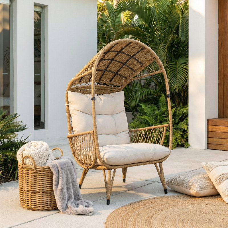 Fauteuil ovale en rotin PE avec abat-jour à capuchon et coussins hydrofuges Brivana Boho Coastal, Beige
