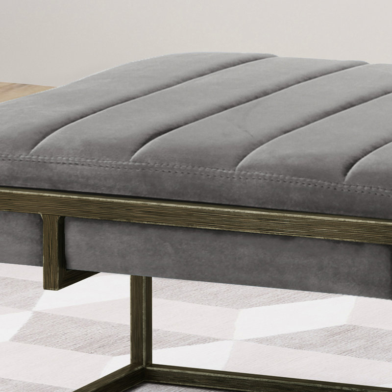 Velours gris avec détails plissés et structure en métal, structure profonde de 25 po pour un confort de salon