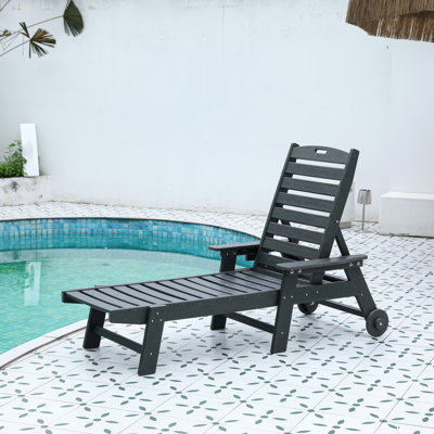 Chaise longue d'extérieur avec texture en bois, chaise longue surdimensionnée à 5 positions, PEHD, chaise longue de patio avec roues et porte-gobelet pour piscine, terrasse, bord de piscine