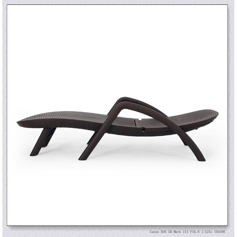 CHAISE LUNGE