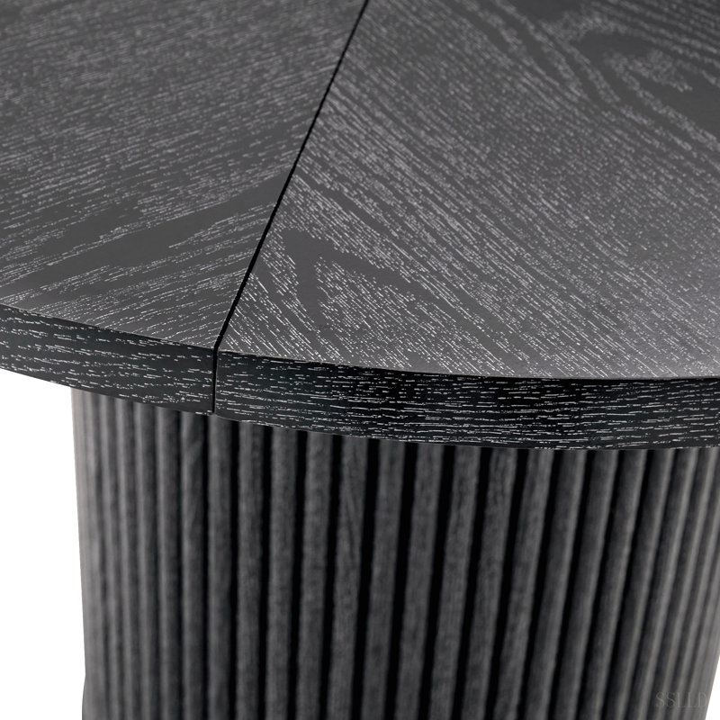 Une table de salle à manger circulaire épissée moderne d'un diamètre de 42 pouces, présentant des textures de couleur de bois noir en forme d'éventail en diagonale, interprétant l'esthétique et la fonctionnalité de la maison.