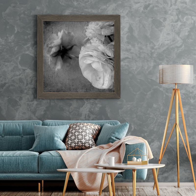 Renoncule foncé II - cadre photo, H 36 po x l 36 po x P 1 po, Papier avec cadre gris, Pas de tapis