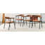 Un ensemble de 4 chaises de salle à manger en tissu de couleur caramel avec des pieds en métal noir élégant. Chaises de salle à manger minimalistes avec dossiers, disponibles en plusieurs couleurs.