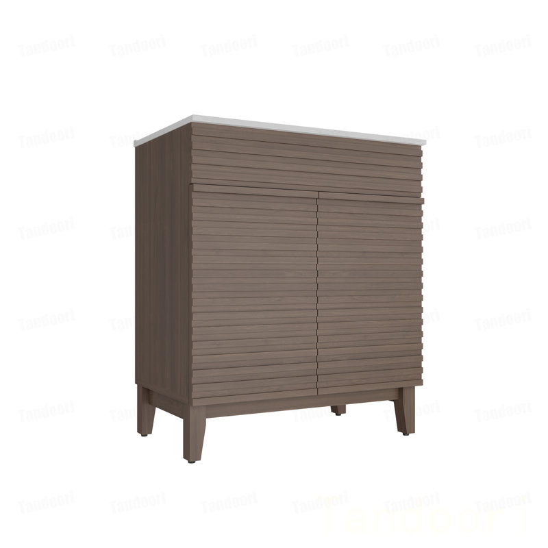 L'armoire de salle de bain avec une porte à lattes à motif horizontal, jumelée à un lavabo en céramique, présente un design moderne à la fois imperméable et durable