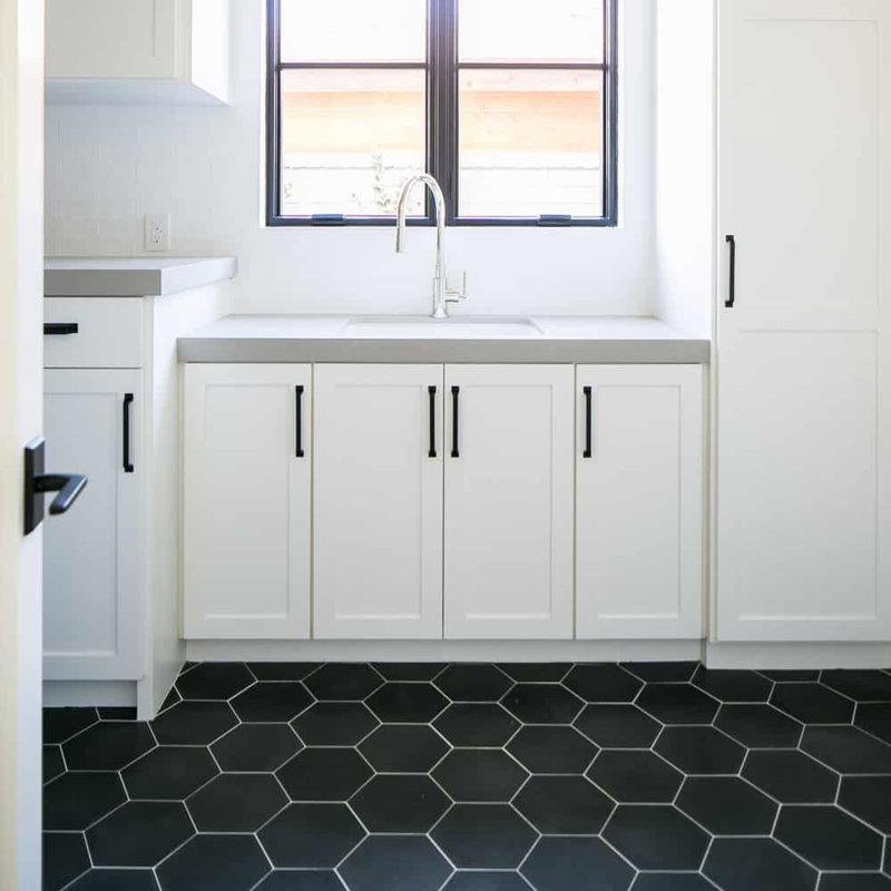 Menara 8 in. x 9 in. Tile, Black