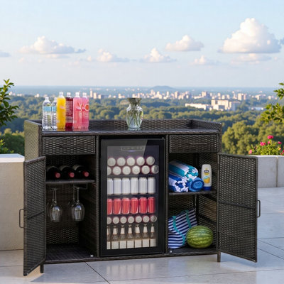 Armoire de rangement d'extérieur en osier avec bureau en verre trempé noir, espace pour réfrigérateur, 2 porte-bouteilles en verre, 2 grands tiroirs et tablettes réglables