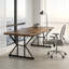 Bureau d'ordinateur rustique brun avec cadre en X noir pour espaces de travail industriels