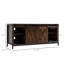 Meuble télé Gracie Oaks pour téléviseur de 60 po ou moins, console de télévision avec rangement et 2 portes de grange coulissantes, unité de divertissement autoportante pour le salon, brun