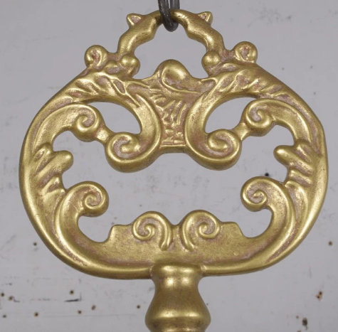 Aatiqah Gold Key Over Sized Statue