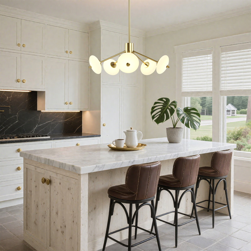 Lustre moderne en laiton poli à 5 lumières DEL pour couloir / îlot de cuisine avec abat-jour en verre blanc.