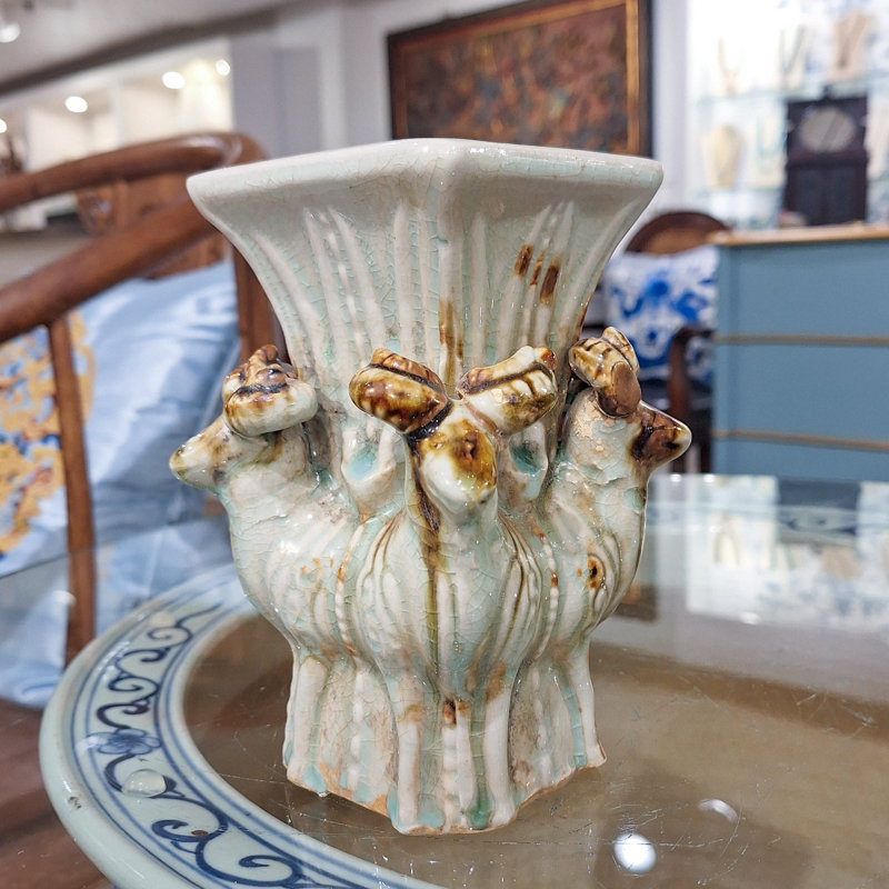 Vase en porcelaine avec motifs de bélier