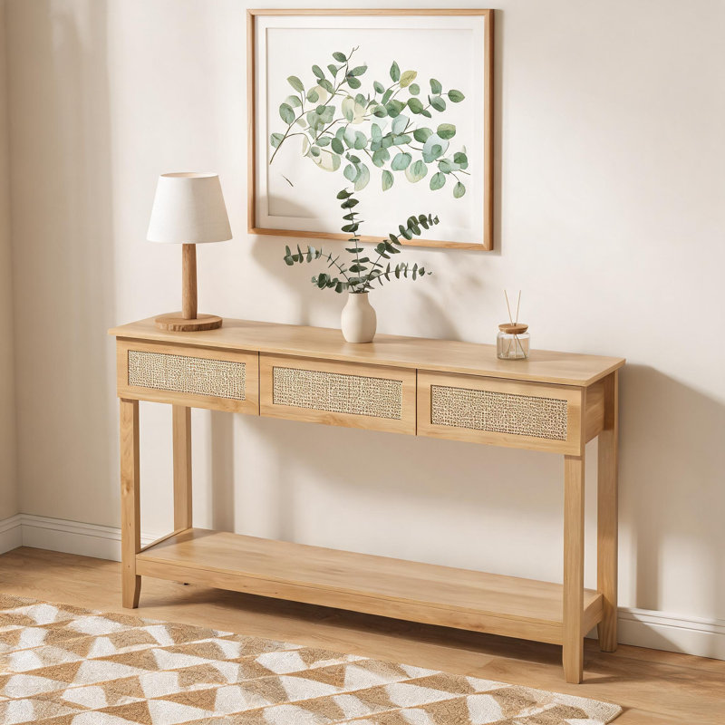 Table de vestibule bohémienne en bois naturel avec trois tiroirs et tablettes ouvertes, servant de canapé dans de multiples décors