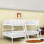 Lit simple superposé en L simple au-dessus d'un lit simple en bois avec double échelle et garde-corps-568012764