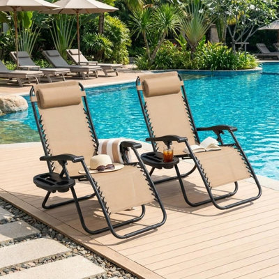 Ensemble de 2 chaises longues inclinables d'extérieur - Chaises de patio pliantes réglables avec porte-gobelets et appuis-tête rembourrés - Robuste. Portable pour la piscine. Cour arrière. Plage. ou terrasse