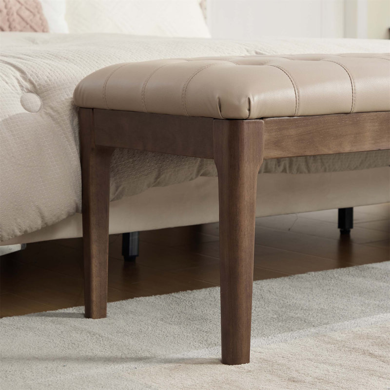 Élégant banc de chambre rembourré en similicuir avec appui-tête, conception capitonnée et pieds en bois d'hévéa foncé pour une utilisation polyvalente