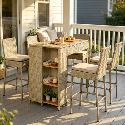 Ensemble de bar d'extérieur 5 pièces en osier, table de patio à dessus haut en bois d'acacia et 4 tabourets de bar avec tablettes de rangement, mobilier de bistro en rotin PE brun et brun avec coussins lavables toutes saisons