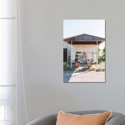 «West Texas Station» par Bethany Young - reproduction de photo sur toile tendue