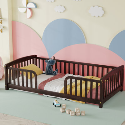 Lit simple au sol avec entrée centrale et garde-corps, structure en bois de pin pour enfants Montessori gris