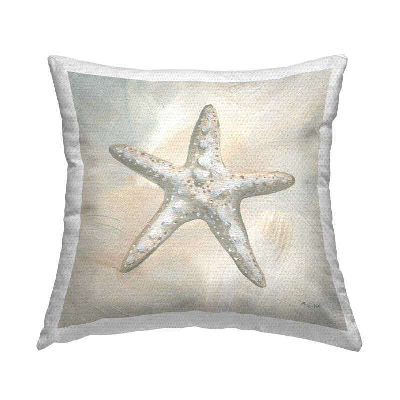 Coussin décoratif simple imprimé à motif d'étoile de mer beige par Yvette St. Amant