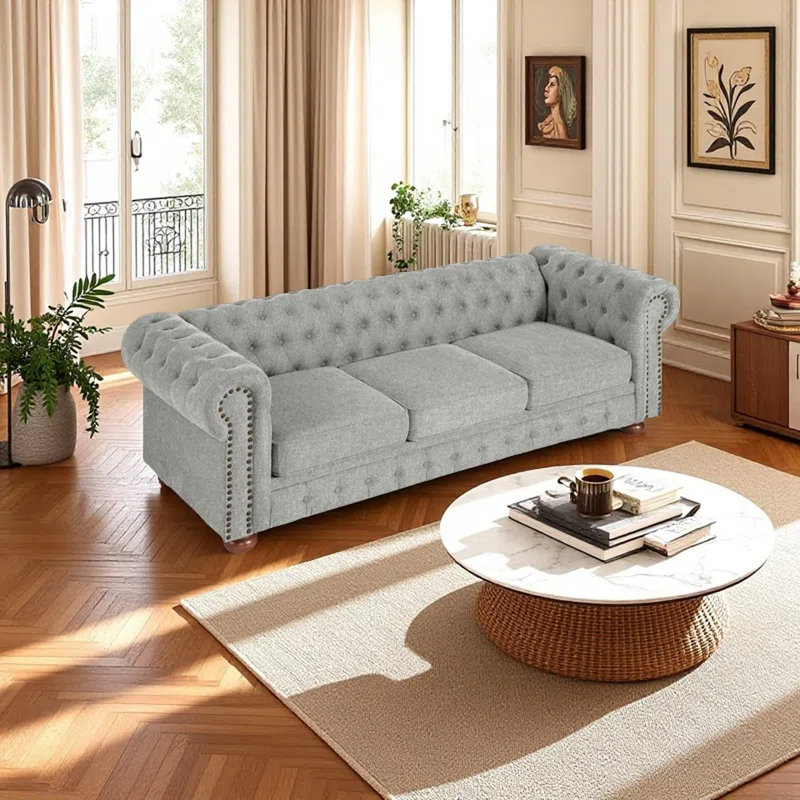 Canapé Chesterfield 3 places avec capitonnage à boutons, garniture cloutée et pieds en bois massif