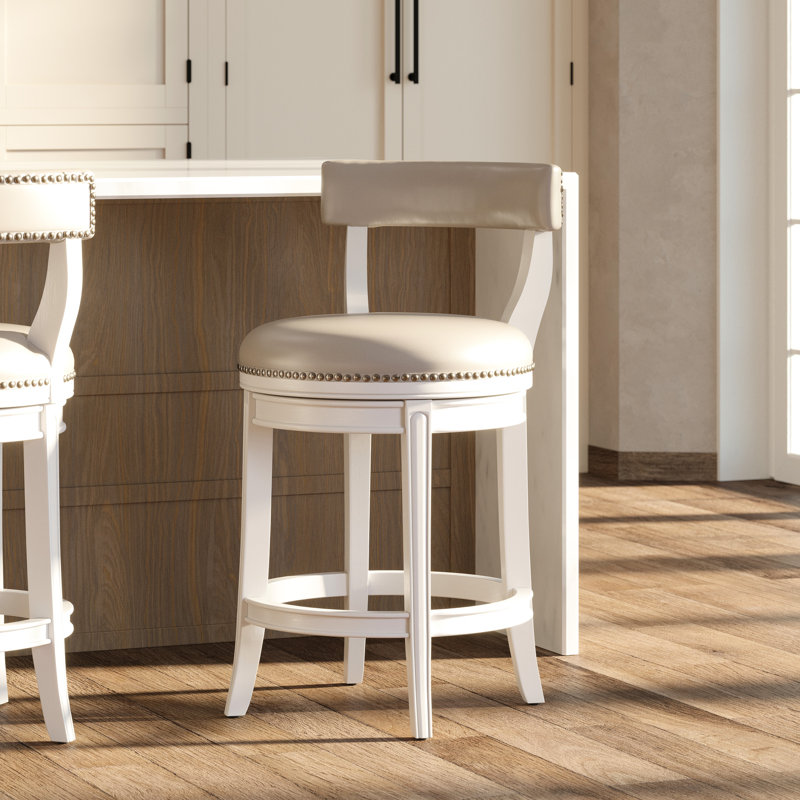Tabouret de bar 26 po à hauteur de comptoir, structure en bois blanc avec siège et dossier en similicuir gris, retour automatique à 180 degrés, garniture cloutée entourant le siège rond, pieds incurvés, profondeur de 20,35 po, retour de largeur de 21,03 po
