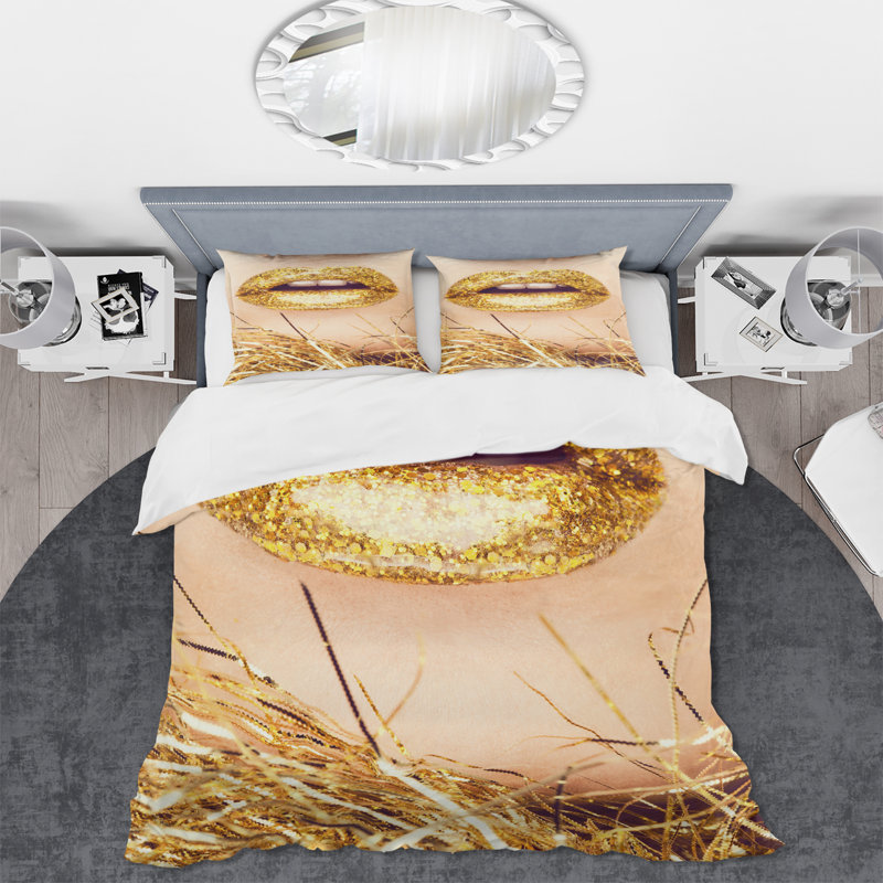 Gros plan de Golden Woman Lips I - ensemble de housse de couette moderne - microfibre de polyester