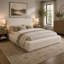Lit à panneau très grand Beca, tête de lit en mousse, revêtement en fausse fourrure crème, moderne-129434405