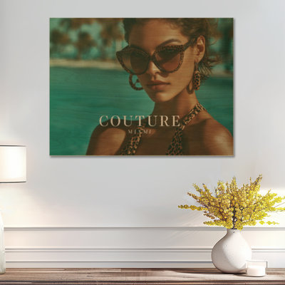 Décoration murale en bois Poolside Couture Miami - Femme à la mode