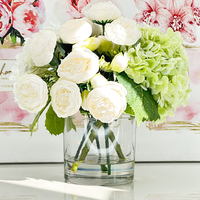 Centre de table floral, fausses pivoines et hortensias dans un vase