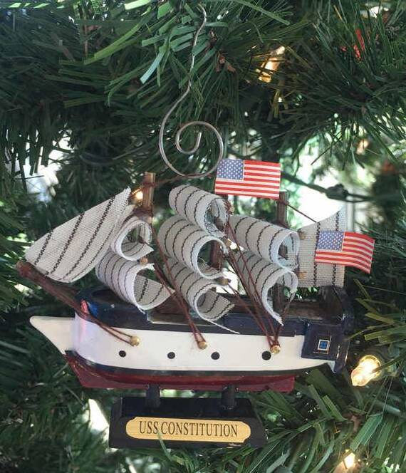 Ornement de noël bateau de noël en bois