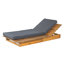 Chaise longue de patio réglable en bois d'acacia moderne près de la piscine