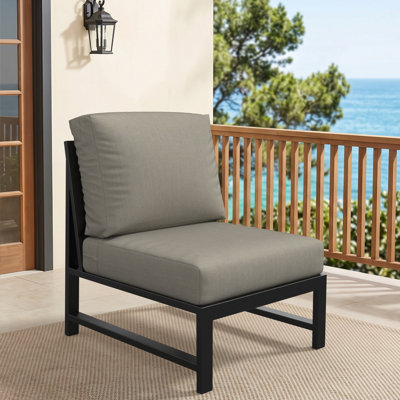 Fauteuil modulaire sans accoudoirs avec dossier en lattes angulaires et coussins Sunbrella Oltjana