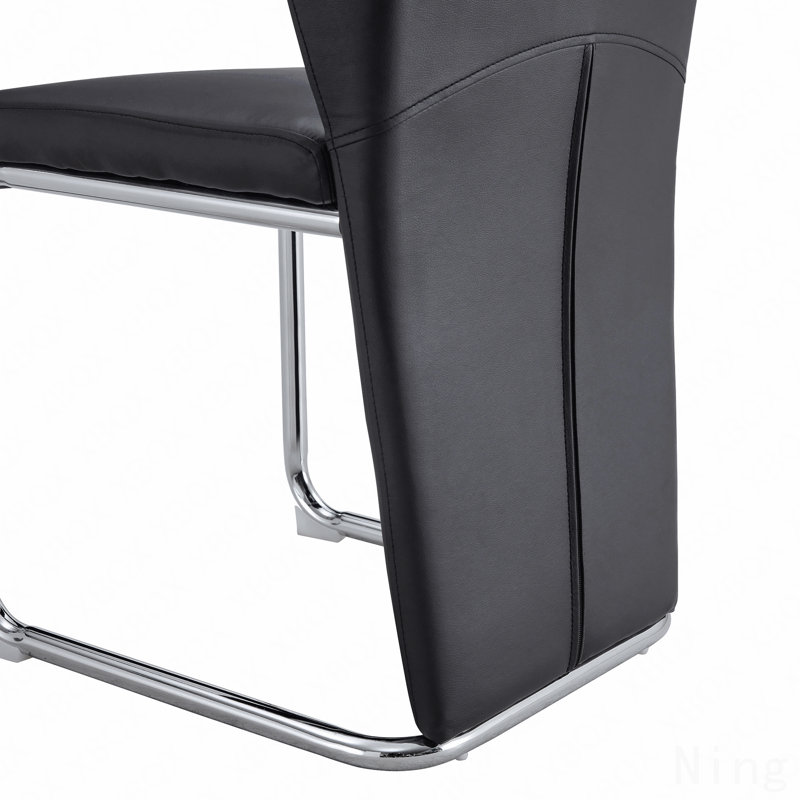 Un ensemble de 4 chaises, un ensemble de chaises noires, des sièges à dossier haut en polyuréthane et des pieds robustes