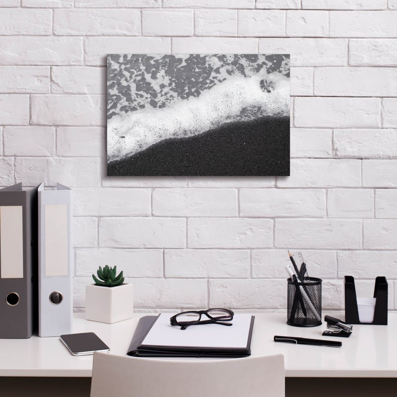 «Black Sand No. 3» par Tamar Zinna, art mural sur toile, H 12 po x l 18 po x P 0,75 po